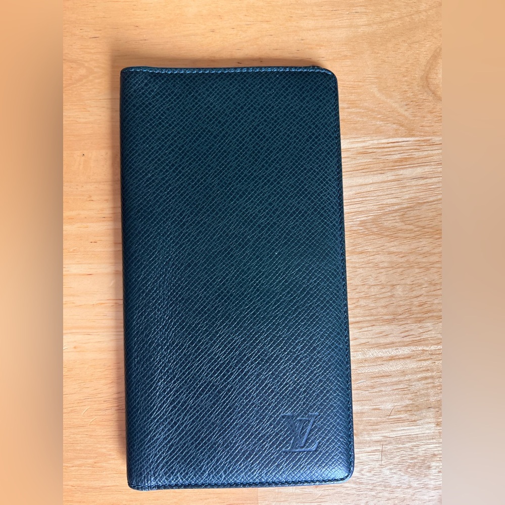 Louis Vuitton Taiga Porte Valeurs Cartes Dark Green Leather Wallet code V11918